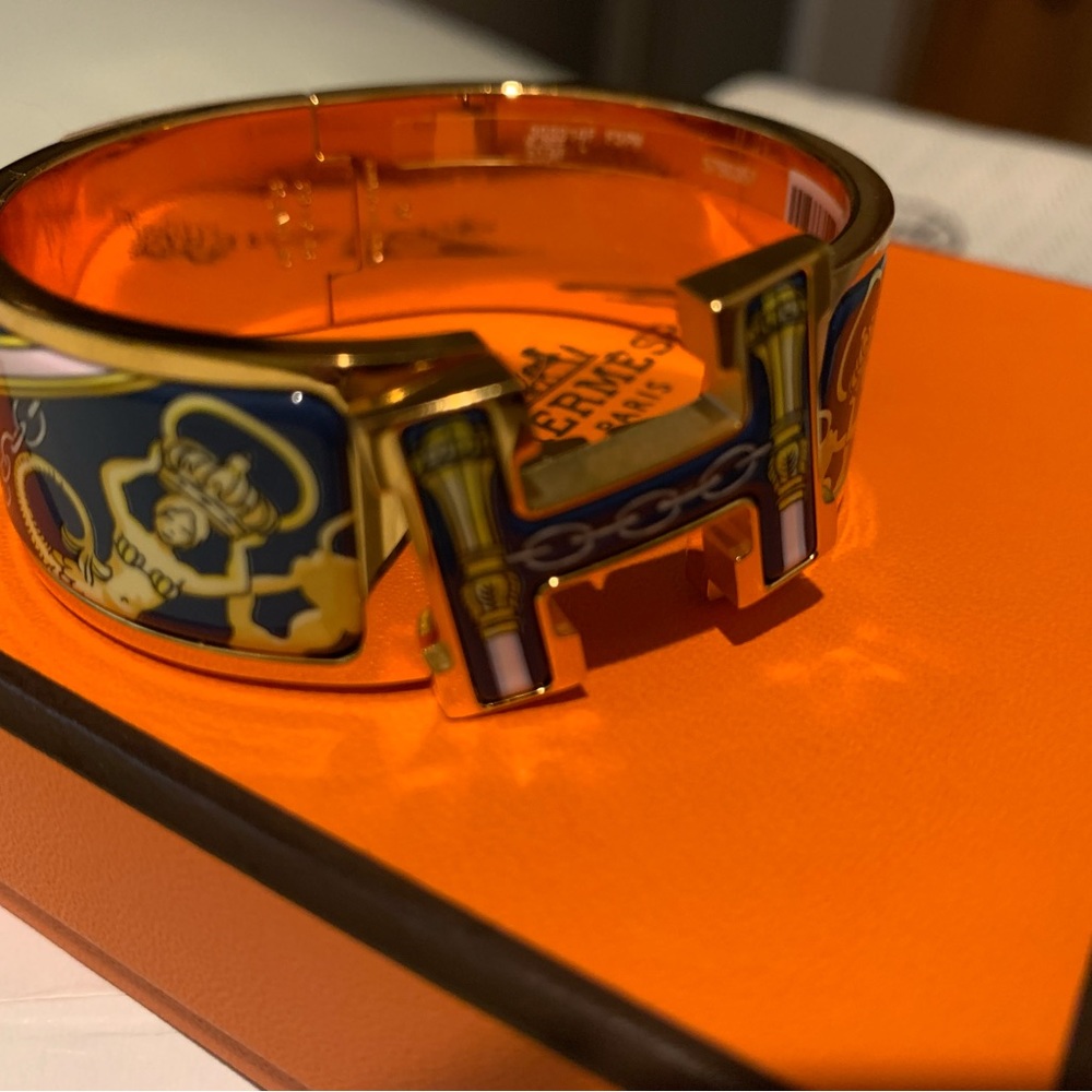 Authentic brand new PM Hermes fashionable bracelet with dust bag, box,ribbon